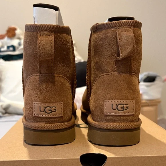 UGG women’s classic mini II boot - chestnut size 7 - new with box! - Picture 3 of 10